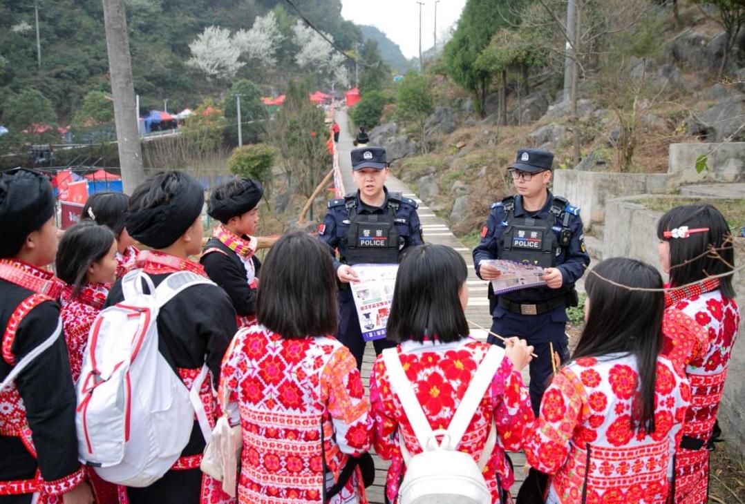 跳花節(jié)里的 “藏藍(lán)風(fēng)景線” 守護(hù)每一份熱鬧與團(tuán)圓