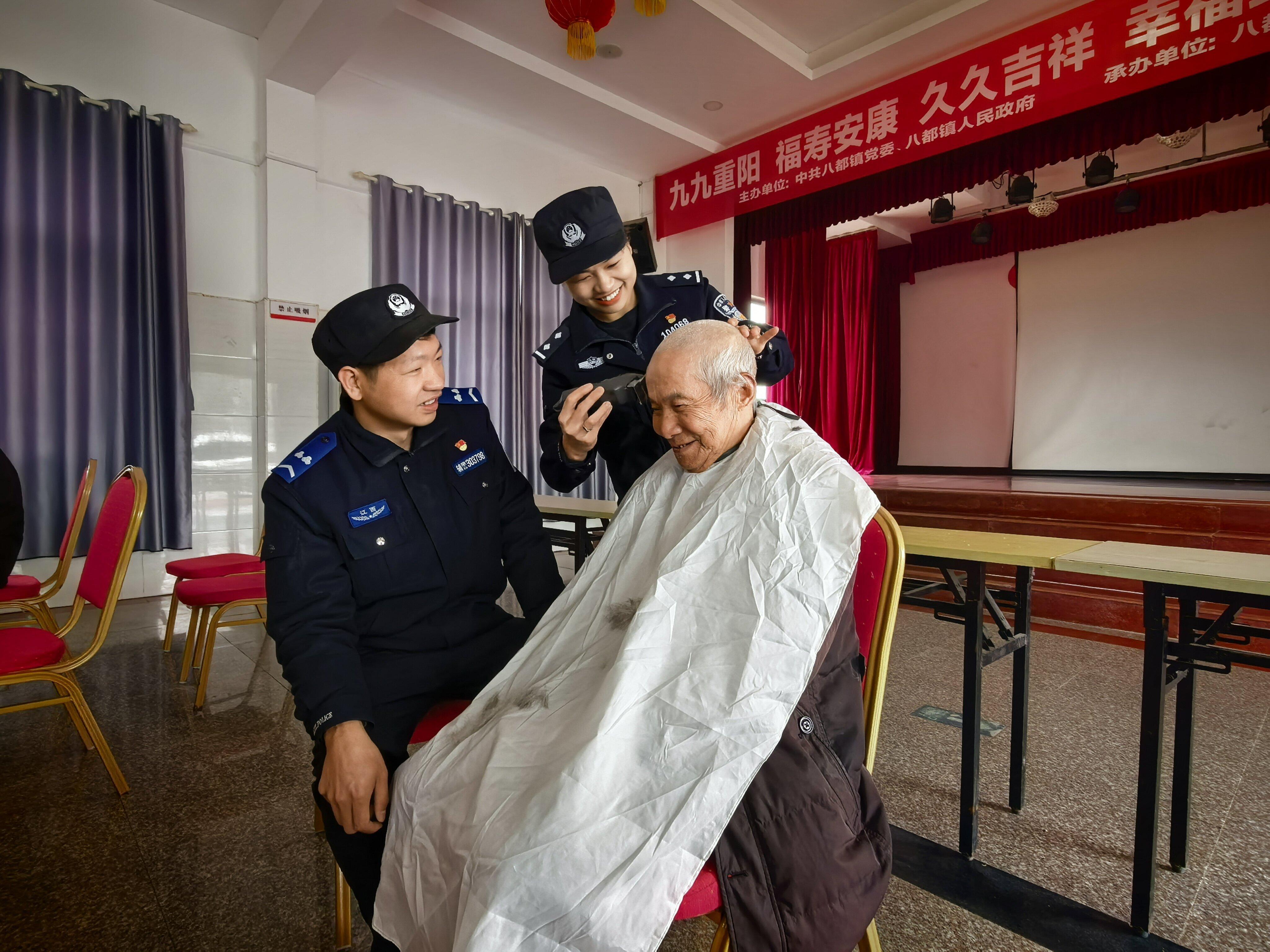 江西吉水公安：“雷鋒日”開展文明實(shí)踐服務(wù)活動(dòng)