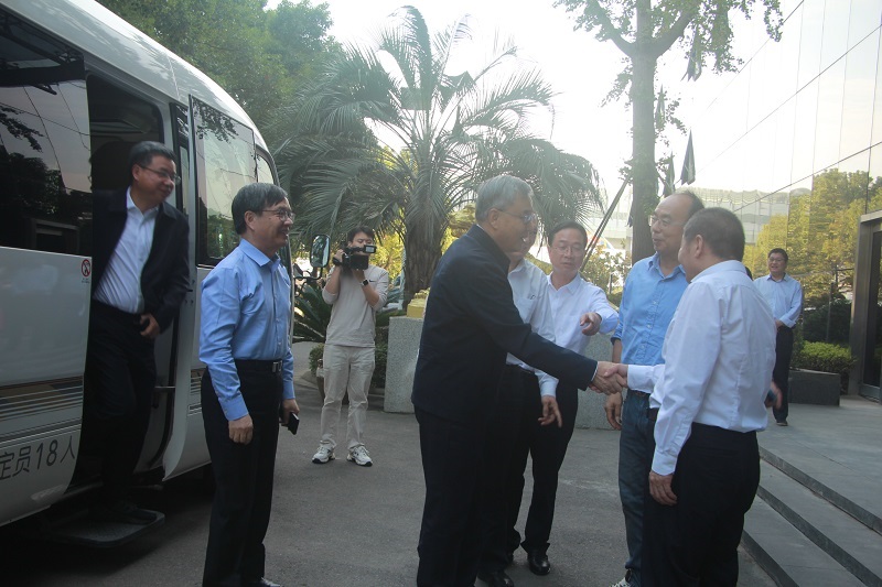 全國人大常委會委員、財經(jīng)委副主任委員郭樹清率領(lǐng)全國人大調(diào)研組蒞臨恒厚集團寧波北歐工業(yè)園區(qū)開展調(diào)研